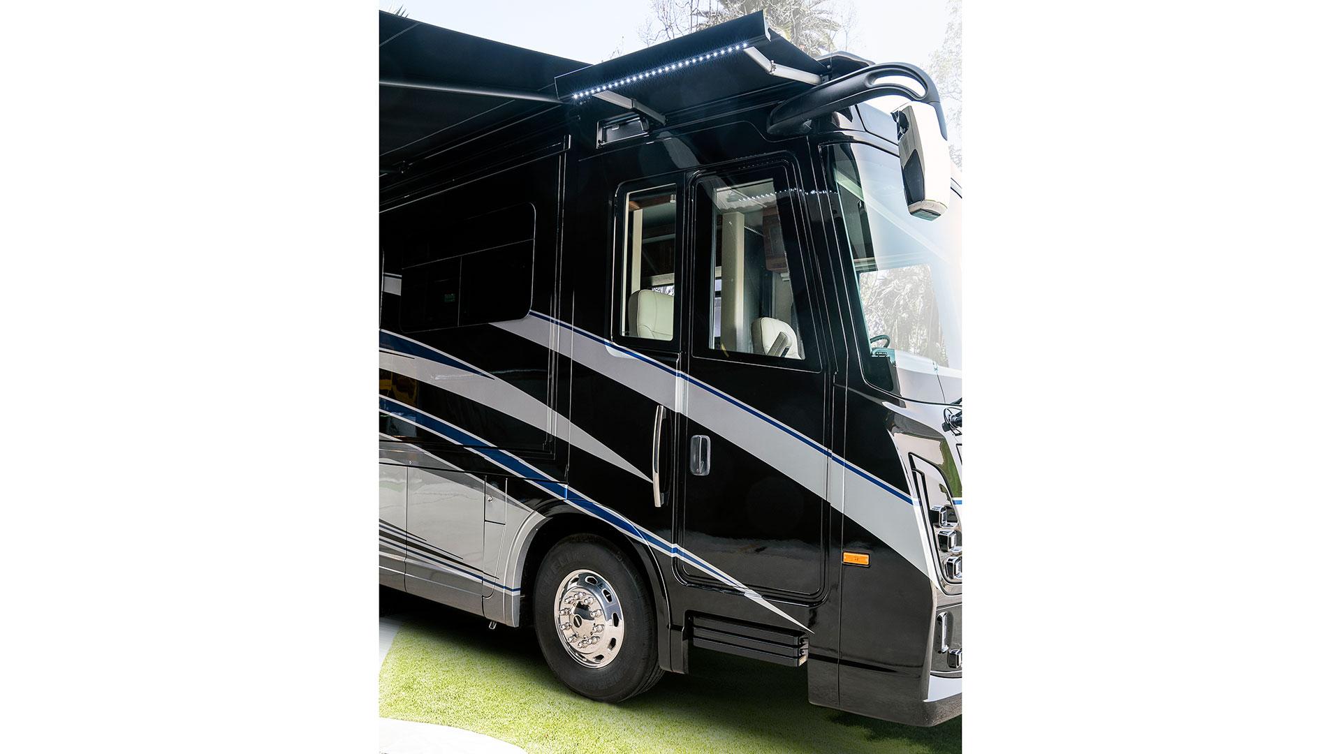 2026 Winnebago Journey 40P photo 6